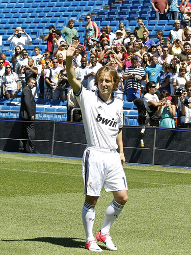 山东男篮激烈对决青岛男篮，裁判控场不足引发热议，球员受伤成焦点。